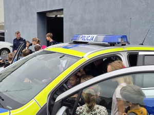 na zdjeciu dzieci przy radiowozie