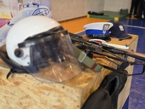 na zdjęciu sprzęt służbowy przygotowany dla dzieci