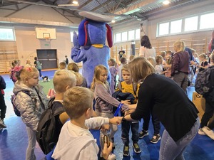 na zdjęciu rozdawane są odblaski dzieciom