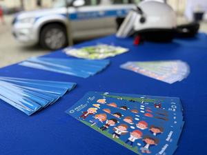 na zdjęciu ulotki na stanowisku policyjnym