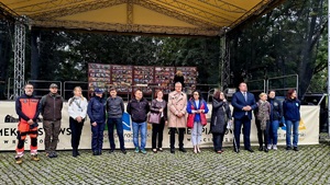 na zdjęciu wszyscy uczestnicy akcji w środku policjantka
