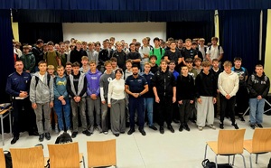 na zdjęciu policjanci oraz uczniowie- zdjęcie grupowe
