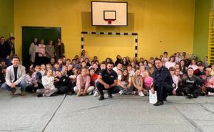 na zdjęciu uczniowie i policjanci zdjęcie grupowe
