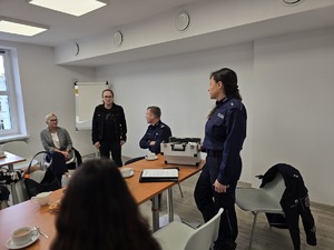 na zdjęciu policjanci i kierowniczka asystentów rodziny