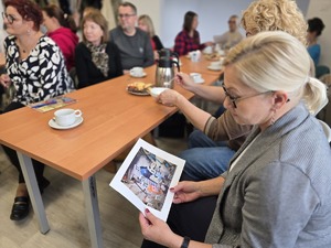 na zdjęciu pracownica trzyma zdjęcie detergentów które się daje do produkcji narkotyków