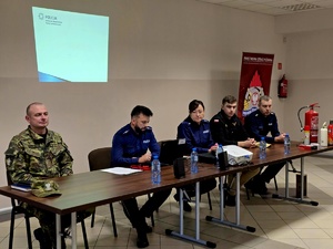 na zdjęciu przedstawiciele służb prowadzący debatę