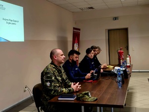 na zdjęciu przedstawiali służb prowadzący debatę