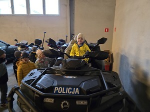 na zdjeciu chłopczyk na quadzie