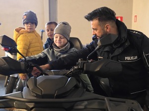 na zdjęciu chłopczyk na quadzie