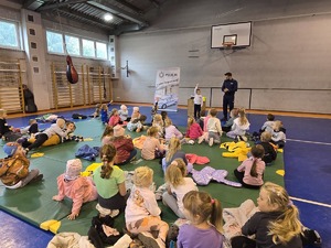 na zdjęciu policjant opowiada dzieciom o bezpieczeństwie