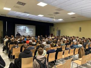 NA ZDJECIU POLICJANT NA SPOTKANIU Z UCZNIAMI