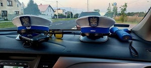 na zdjęciu czapki policyjne