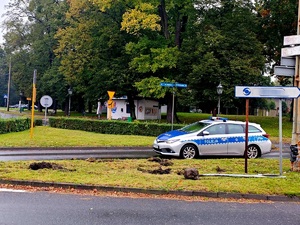 Na zdjęcie miejsce zdarzenia radiowóz  w tle