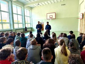 na zdjęciu policjanci i uczniowie