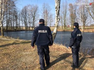 na zdjeciu policjanci przy akwenie wodnym