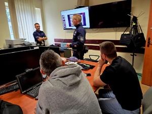 na zdjeciu policjant/ ratownik medyczny prowadzi zajęcia z funkcjonariuszami