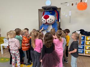 na zdjęciu sznupek z dziećmi