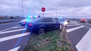 na zdjęciu zatrzymany pojazd audi i policyjne radiowozy