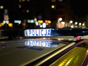 na zdjęciu radiowóz policyjny i jego sygnały