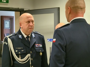 na zdjeciu komendant wojewódzki przy składaniu meldunku