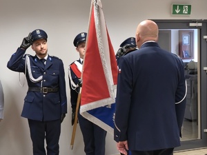 na zdjęciu komendant wojewódzki stoi przodem do sztandaru