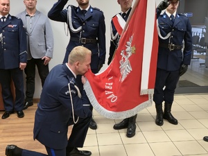 na zdjęciu komendant hynek wita się ze sztandarem