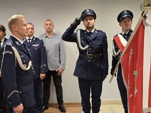 na zdjęciu komendanci przy sztandarze
