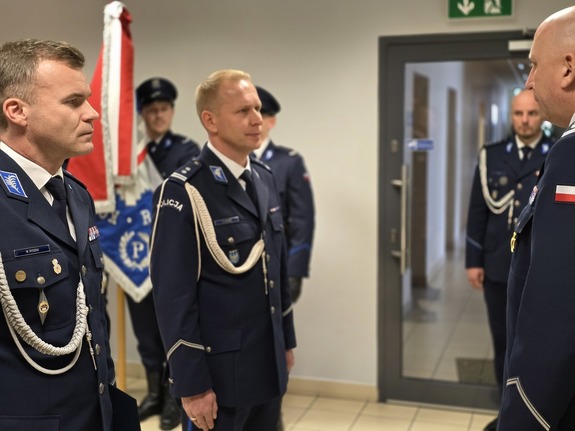 na zdjęciu komendanci składają meldunek