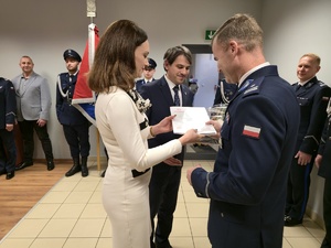 na zdjęciu prezydenci dziękują panu komendantowi