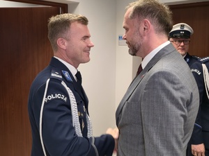 na zdjęciu wójtowie żegnają sie z komendantem ryszką