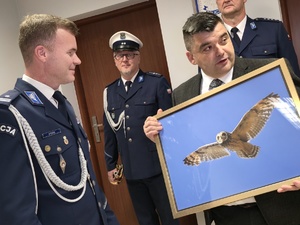 na zdjęciu wójtowie żegnają sie z komendantem ryszką