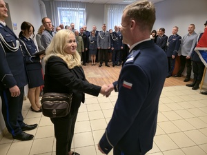 na zdjęciu składa podziękowania pani prokurator
