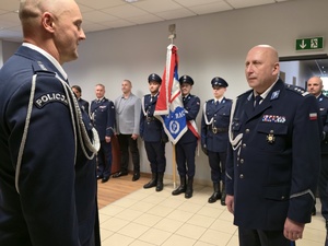 na zdjęciu dowódca uroczystości składa meldunek o zakończeniu zbiórki