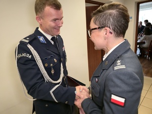 na zdjęciu przedstawiciele słuzb żegnają sie z komendantem ryszką
