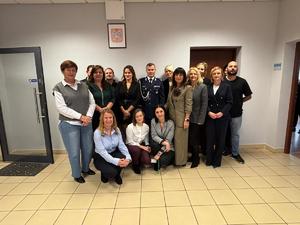 na zdjeciu pracownicy policji i komendant zdjęcie grupowe
