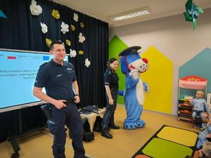 na zdjęciu policjant i policjantka i dzieci podczas spotkania