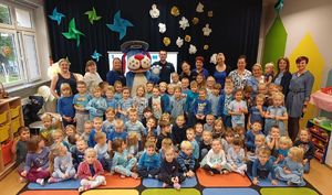 na zdjęciu policjanci i dzieci -zdjęcie grupowe