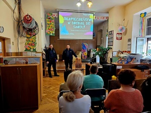 NA ZDJECIU DZIELNICOWI PODCZAS SPOTKANIA Z DZIEĆMI