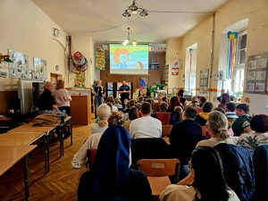 NA ZDJECIU DZIELNICOWI PODCZAS SPOTKANIA Z UCZNIAMI