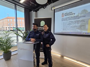 na zdjęciu policjanci prowadzący spotkanie