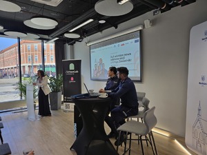 na zdjeciu policjanci na spotkaniu z senioram