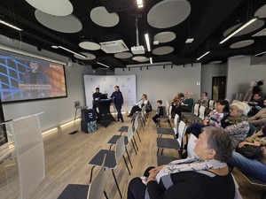 na zdjeciu policjanci z seniorami