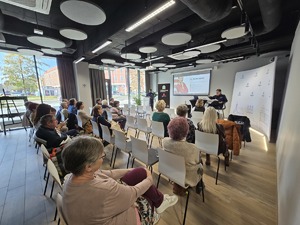 na zdjeciu policjanci z seniorami na spotkaniu