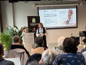 na zdjęciu przedstawicielka ZUSU