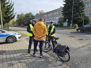 na zdjęciu policjanci podczas kontroli rowerzystów
