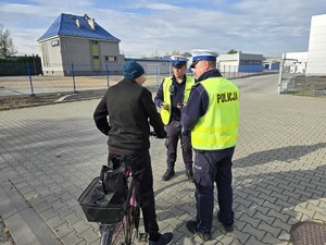 na zdjęciu policjanci podczas kontroli rowerzysty