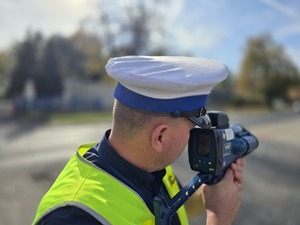 na zdjeciu policjant mierzy prędkośc
