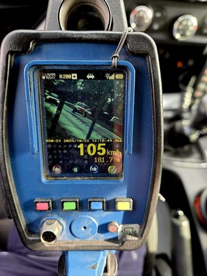 na zdjęciu prędkość 105 kilometrów na godzinę na urządzeniu