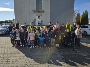 na zdjęciu dzieci i policjanci- zdjęcie grupowe