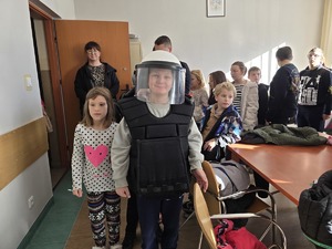 na zdjęciu chłopczyk przymierzył kask policyjny